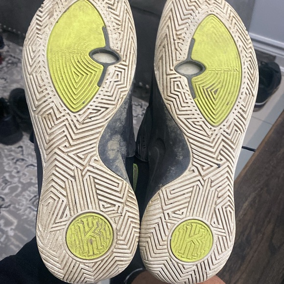 Nike Kyries - Picture 4 of 5